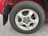 純正アルミホイールです。 タイヤサイズは、175/80R15 です。