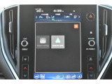 Apple CarPlay/Android Autoに対応しスマートフォンにインストールされているアプリを大画面に表示して使用できるほか、音声認識による操作も可能です。