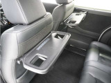 ◆シートバックテーブル◆フロントシートの背面に後席用のテーブルがついています。小物が置けて!カップホルダーもあります、ドライブ中や休憩時にも便利なテーブルです。