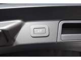 パワーテールゲートは、ボタン一つでテールゲートを自動的に開けたり閉めたりできるため、重い荷物を持っている場合でも、手を使わずに開閉できます。これにより、荷物を運ぶ際の負担が軽減されます。