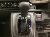 CVT車のセレクトレバーです。低速から高速まで、変速ショックのないスムーズな走りと、エンジン効率のよい領域を維持して燃費にも貢献します。サイドブレーキはスイッチ操作の電子制御パーキングブレーキです。