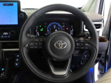 快適な操作性の運転席、ハンドルも綺麗に清掃済みです。もちろん安全を守るエアバッグも装備しているので安心してお乗りいただけます。