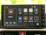 画面にはテレビやラジオ、音楽、電話などのメニューが並び、使いたい項目を見つけやすい構成です。各種設定にもアクセスしやすく、日常の車内で便利にお使いいただけます。