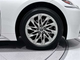 タイヤサイズは(245/50R19)で純正アルミホイールです。