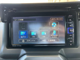 地デジやFM・AM、Bluetooth AUDIOなどの音源が画面に並び、使いたい項目を選びやすい表示です。複数の音楽ソースを切り替えられ、移動中の車内でも便利に活用できます。