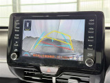 【バックガイドモニター】車両後方の映像をナビ画面に表示し、駐車などの後退操作をサポートします。