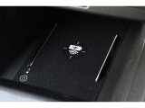 対応のスマートフォンをお持ちであれば置くだけで充電可能なワイヤレス充電器を装備。ケーブルを繋ぐといった煩わしさから解放です♪