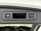 電動テールゲートの操作スイッチです。手荷物が多い時などに大変便利な機能です。