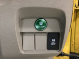 VSA装備車です。VSAはドライバーの操作と車の動きを見守っています。もし車の挙動が乱れたとき、4輪別々にブレーキをかけたり、エンジンパワーをしぼることによって車を安定させます。