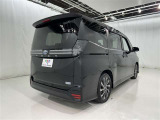 広々とした車内空間に優れた燃費性能。更にデザインも上質で人気のお車です!