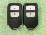 スマートキーを装備しています。鍵を差し込むことなくドアロックの開け閉めと、スタートボタン操作でのエンジンスタートができます。スペアキーも同じものを用意しております。