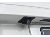 リヤカメラ付きなので、シフトレバーをリバースにすると連動してカメラ映像に切り替わります。
