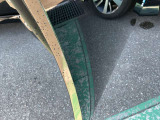 運転席ドアの淵にキズがございます。