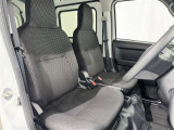 シンプルながら機能性あふれる運転席廻りです。視界性もよく、運転しやすいですよ。