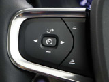 ハンドル左のスイッチはアダプティブクルーズコントロール用のスイッチ。渋滞時でも使える全車速対応なので、疲労低減に大変役立ちます