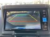 後方の映像に加えてガイドラインが表示され、駐車時に車両と周囲の位置関係を確認しやすい画面です。画面内で進行方向の目安をつかめるため、車庫入れや狭い場所での切り返しを支えます。