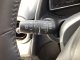 レバーをAUTOの位置にしているとき、レインセンサーが雨を感知すると、雨量に応じてワイパーが自動で作動してくれるオートワイパーを装備!設定変更で非作動にすると、間欠作動に固定されます。