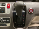 CVT車のセレクトレバーです。低速から高速まで、変速ショックのないスムーズな走りを実現するとともに、エンジン効率のよい領域を維持することで燃費にも貢献します。