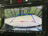 【バックカメラ】駐車時に後方がリアルタイム映像で確認できます。大型商業施設や立体駐車場での駐車時や、夜間のバック時に大活躍!運転スキルに関わらず、今や必須となった装備のひとつです!