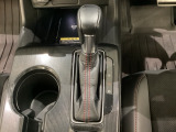 CVT車のセレクトレバーです。低速から高速まで、変速ショックのないスムーズな走りを実現するとともに、エンジン効率のよい領域を維持することで燃費にも貢献します。