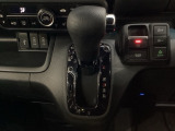 CVT車のセレクトレバーです。低速から高速まで、変速ショックのないスムーズな走りと、エンジン効率のよい領域を維持して燃費にも貢献します。サイドブレーキはスイッチ操作の電子制御パーキングブレーキです。