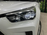 【LEDヘッドライト】悪天候や夜間走行時も良好な視界を確保し安心して運転できる高輝度LEDヘッドライトを装備!点灯速度が早く、消費電力も抑えられています。