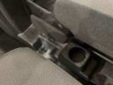 運転席と助手席の間にある小物侵入防止板です。