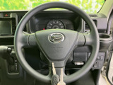 握りやすい形状で、運転席に座った際に自然と手が届く位置に備わります。前方を見ながら車両を操作でき、日々の移動を落ち着いてサポートしてくれます。