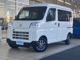 すっきりとしたフロントマスクに、角型のライトと広いグリルが映える印象的な佇まい。背の高いボディと落ち着いた白い外装が、頼もしさを感じさせます。