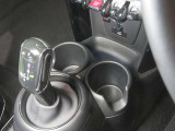 ある程度の深さがあり、標準的なサイズのペットボトルや缶コーヒーを入れても、コーナリング中に飛び出す心配がほとんどありません。 運転の邪魔にならない位置にあり、スムーズに飲み物の出し入れができます!