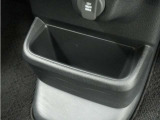 ◆センターロアボックス◆インパネ中央の下部には、ごみ箱としても使用する事ができるセンターロアボックスを装備しております。