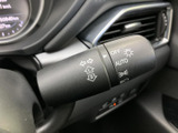 レバーには方向指示やライト関連の表示があり、文字と記号で確認しやすい仕様です。運転席から手の届く位置に備わり、日常の運転時にも扱いやすい装備となっています。