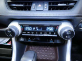 【デュアルエアコン】・・・運転席側と助手席側それぞれ独立して温度設定が行えるオートエアコン。
