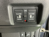 パワースライドドアの開閉はスマートキーのリモコンやドアノブは勿論、運転席側のスイッチ操作でも開閉ができ、安全・簡単です