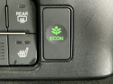 ECONスイッチ操作でエンジンやミッション、エアコンなどを総合的に制御、燃費をよくするようクルマが頑張ります。