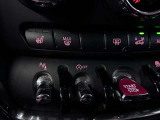 MINIの運転席操作部は、中央に構えるディスプレイが最大の特徴です。航空機を思わせるトグルスイッチなど、直感的で遊び心のあるメカニカルな操作感が、ゴーカートのような走りの高揚感を高めます。