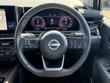 握ったまま手元のスイッチ類にアクセスでき、オーディオや表示の操作を運転姿勢のまま行いやすい配置です。メーターの視認を妨げにくい形状で、毎日の運転をサポートします。
