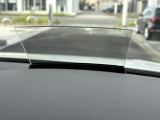 視線を大きく動かさず、必要な情報を確認できるヘッドアップディスプレイ。運転中の視線移動を抑え、安全運転をサポートします。