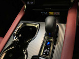 停車時のブレーキホールド機能に対応した電動パーキングブレーキ。渋滞や信号待ちで便利なブレーキホールド機能も装備されています