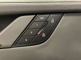 ドアを開けたときに目に入るスイッチ類も、911らしくシンプルで洗練された雰囲気。細かな部分まで統一感のあるインテリアです。