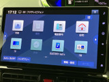 画面にはテレビや電話、Bluetooth Audio、FMなどの項目が並び、使いたい機能を見つけやすい表示です。大きなタッチ画面で情報を確認でき、日常の移動をサポートします。