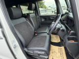 足元もゆったりで長時間の運転も疲れにくいフロントシートです。