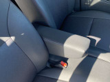 【運転席】アームレストで疲れを低減