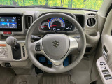 インテリアに合わせたデザインのステアリングは、運転される方のことも考え、運転しやすい形状、大きさです。是非一度、実際に触ってお確かめください。