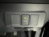 コーナーセンサーを車の前後に装備。障害物までの距離に応じて警告音を変えてお知らせ。縦列駐車時や駐車場・車庫などでの取り回しをサポートします。詳細は販売店スタッフまでおたずねください。
