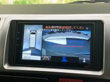 後方映像に加えて車両周辺を上から見た表示もあり、駐車時の周囲確認をサポートします。画面上のガイド表示も備わり、車庫入れなどの場面で役立ちます。