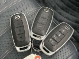 【インテリジェントキー】スペアキーもございます。鍵の差し込み不要なのでとても便利ですね。
