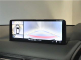 オプション装着の360&deg;ビューモニターでは、両サイドとフロント、バックカメラの合成で、あたかも上空から見下ろした様に周囲を確認して頂けます。駐車場だけでなく、T字路等でも活躍のアイテムです。