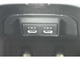 充電用USB端子付き。スマートフォンなどの充電に便利です。