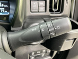 レバーには各種表示が記され、必要な設定を確認しやすい仕様です。手元で扱う装備の内容を把握しやすく、日常の運転時にも迷いにくい、使い勝手に配慮されたポイントです。